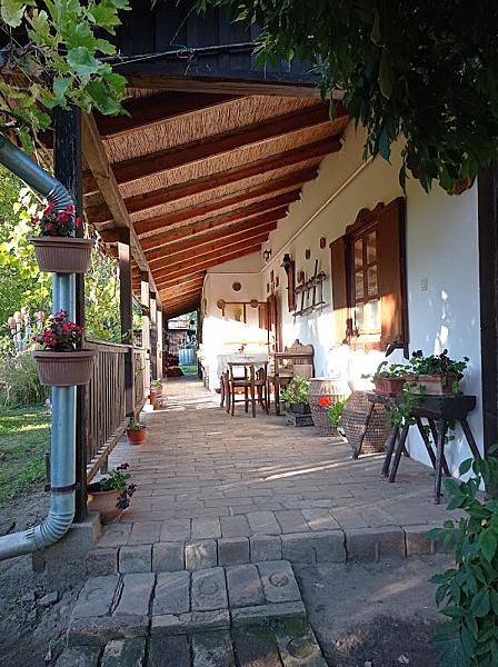 Tornácos Parasztház