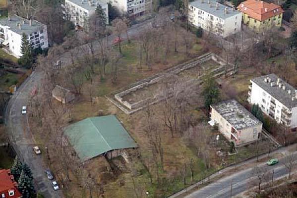 Nyéki vadászkastély és templomrom