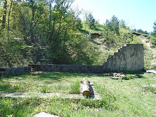 A Nagy-szénási turistaház emlékfala
