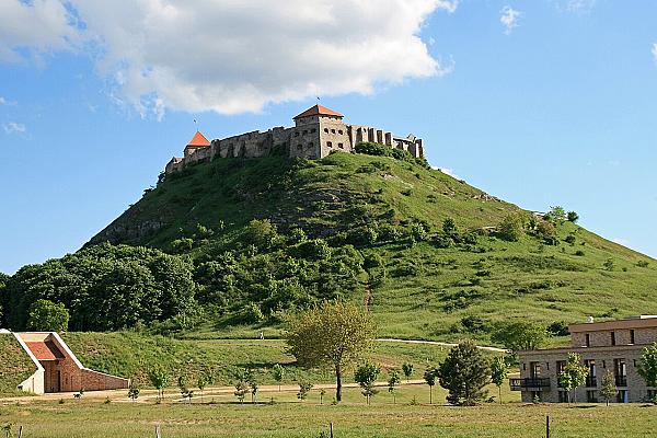 Sümeg családi kör: Kisfaludy-szülőház – Sümegi vár – Hajnal-hegy – Újhegy