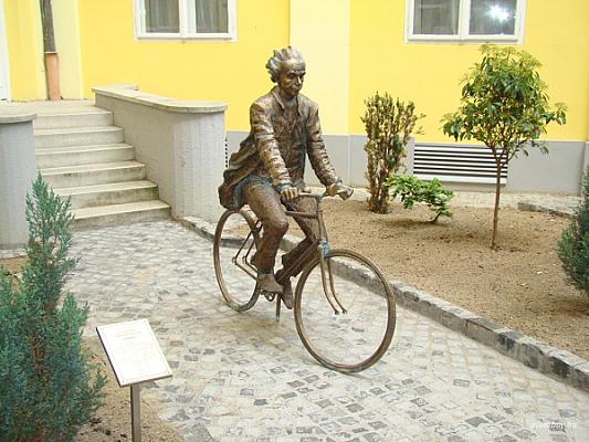 Bicikliző Einstein