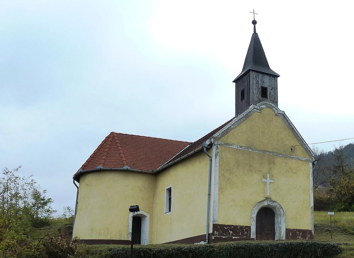 Somlóvásárhely körút: Vásártéri-kút – Somlói vár – Szent Márton-forrás – Óriások Lépcsője
