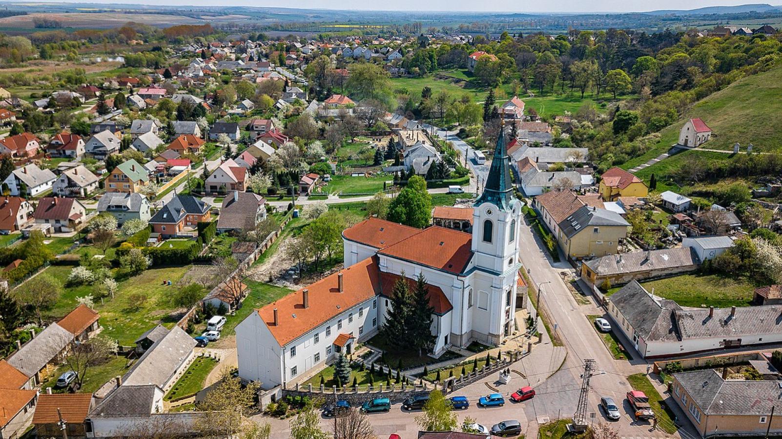 Bodajk városnéző kör: kegytemplom – Bodajki-tó – emlékművek – kastély – Kálvária