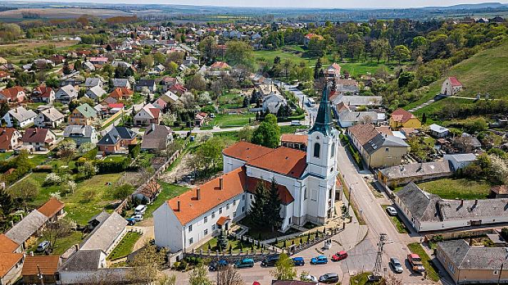 Bodajk városnéző kör: kegytemplom – Bodajki-tó – emlékművek – kastély – Kálvária