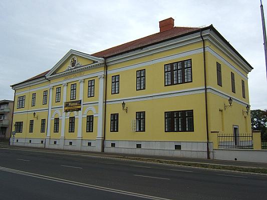 Balmazújváros városnéző kör: Kadocsa vezér szárnyéka – Semsey-kastély – Kossuth tér – Veres Péter Emlékház