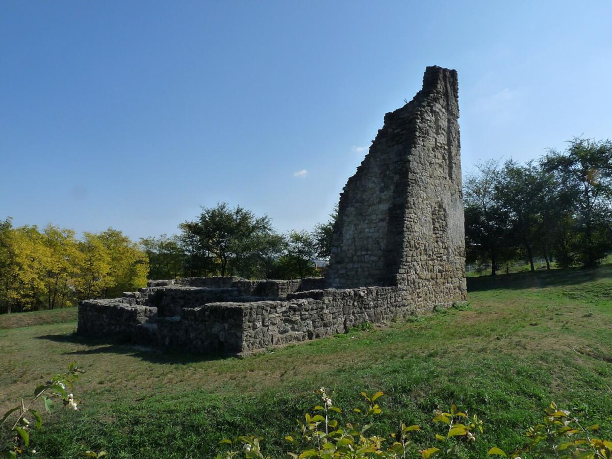 Óbarok – Fehér sziklák – Lófingató-hegy – Vasztélyi templomrom – Bicske