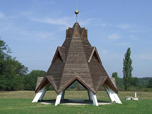 Pusztavacs családi kör: Magyarország közepe, Coburg-kastély és Árpád-kori templomrom