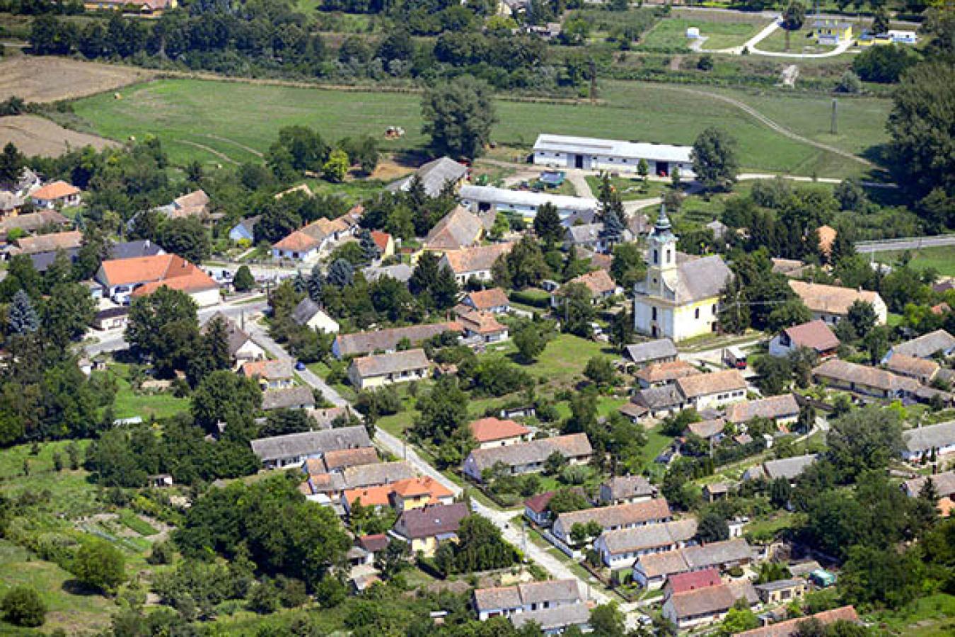 Szabadhídvég családi kör: Mezőkomárom – Népi műemlék lakóház – Sió-part – Pusztavár