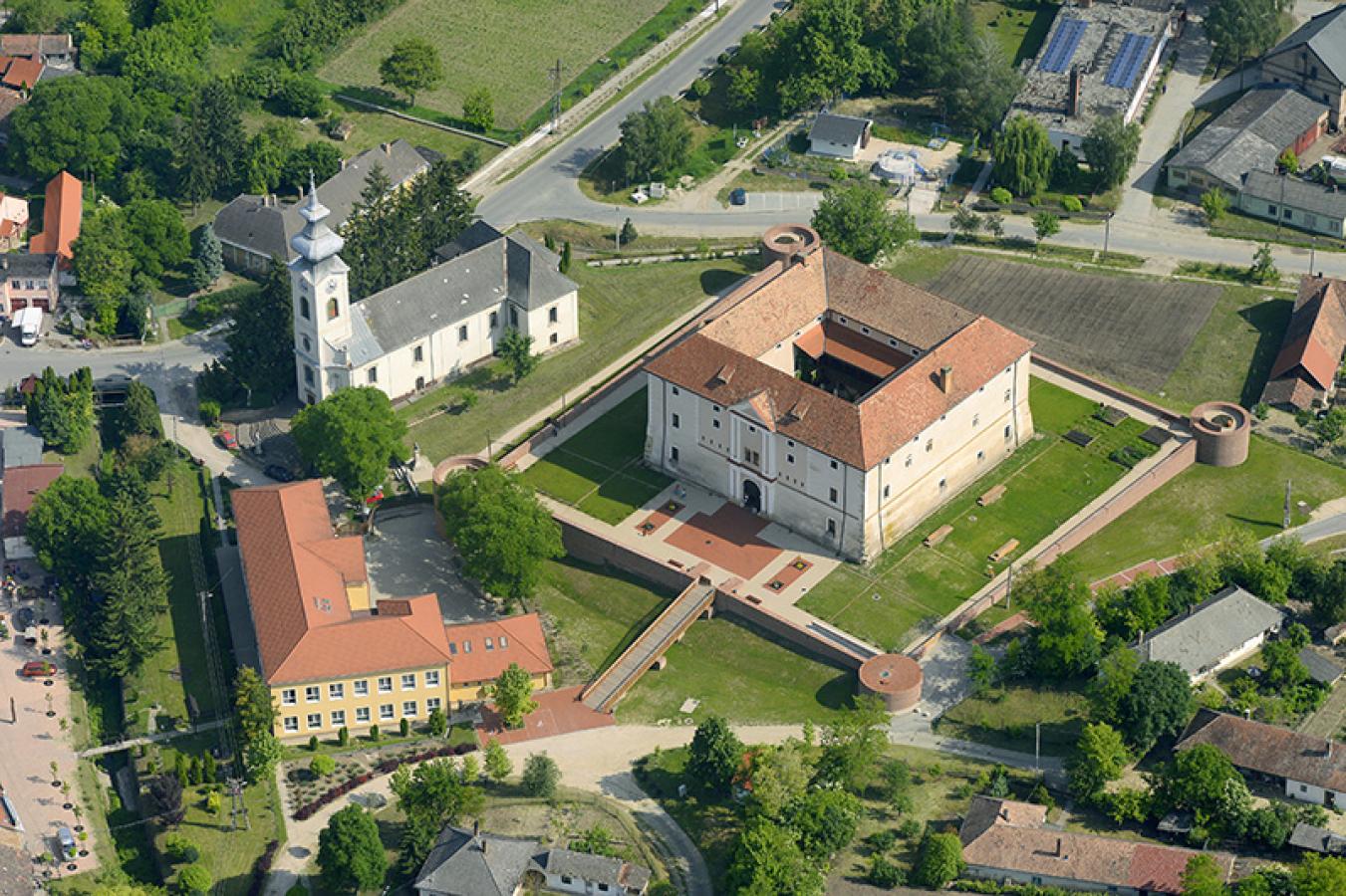 Szabadhídvég – Sió-töltés – Ozorai Várkastély