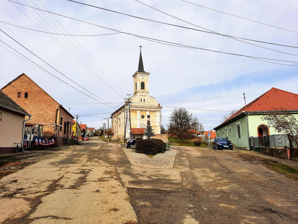 Almamellék – Ibafa – Ibafai földvár – Almáskeresztúr
