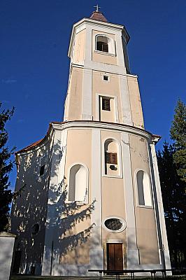 Homokkomárom körtúra: kegytemplom – Kerek-vár – Obornak – Mammutfenyő tanösvény