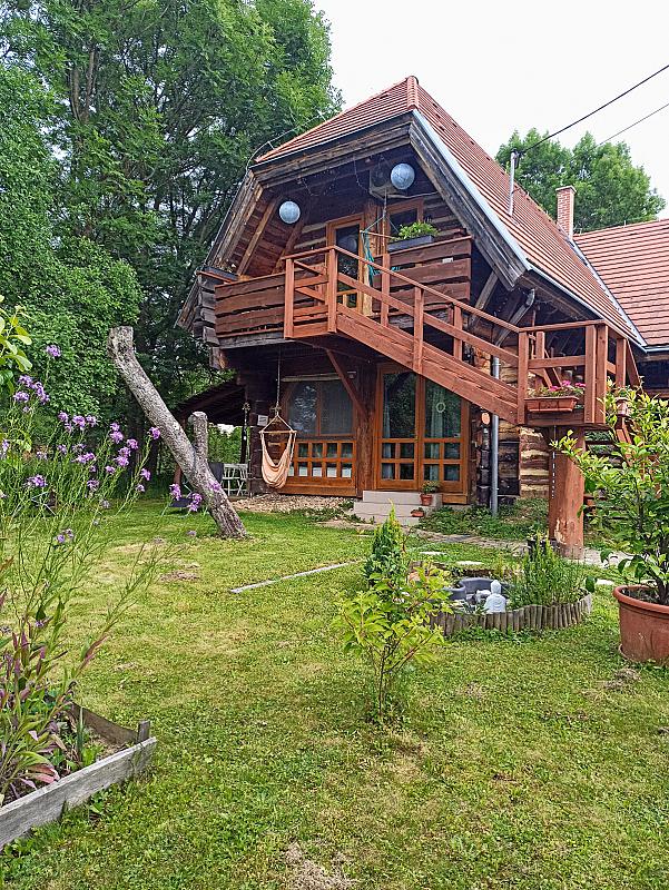 Apartman egy Makovecz Imre tervezte házban